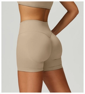 Dettaglio degli shorts da yoga senza cuciture con vita alta e texture push-up