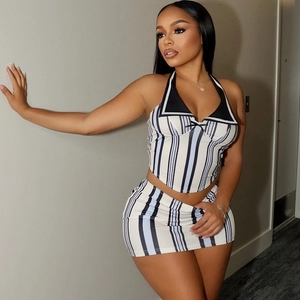 Ensemble rayé chic comprenant un haut court dos nu et une mini-jupe moulante pour femme