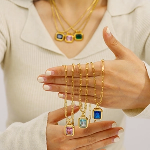 Colliers minimalistes en acier inoxydable doré avec pendentifs carrés en zircon coloré