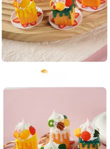 Makroaufnahme realistischer Obst-Cupcake-Schlüsselanhänger mit Sahne und Dekor