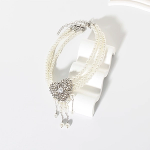 Three-layer pearl necklace with sparkling heart pendant and elegant pearl tassels