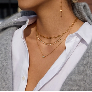 Collier à trois rangs plaqué or 18 carats avec zircon marquise et détails floraux