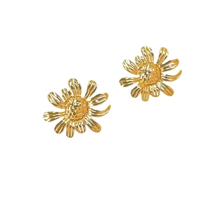 Daisy shaped 18K gold plated stainless steel stud earrings with pearl and textured petals