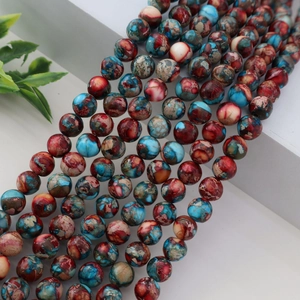 Détails macro des perles rondes en pierre d'empereur pour la création de bijoux