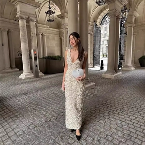 Détail de la robe de soirée col en V avec une texture de fleurs 3D sophistiquée