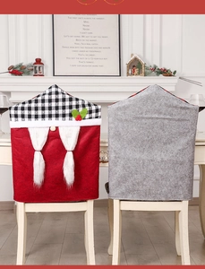 Detailansicht der Weihnachts-Stuhlhussen mit Zwergenmotiven und festlichen Mustern