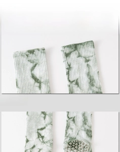 Detailansicht der Tie-Dye Yoga-Socken mit elastischen Rippbündchen und Antirutschsohle