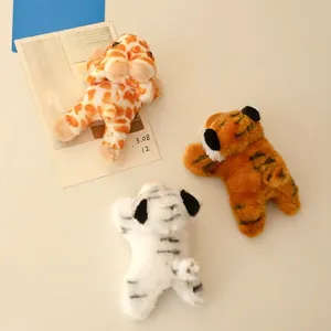 Set di simpatici magneti di animali di peluche con giraffa, tigre gialla e bianca