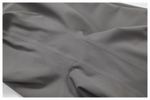 Dettaglio di cucitura piatta a quattro aghi su leggings da yoga grigio opaco