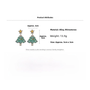 Détail de boucles d'oreilles sapin de Noël avec strass colorés et étoile dorée brillante