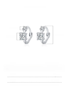 Détail de boucles d'oreilles en argent s925 avec zircons cubiques de 3mm et 4mm
