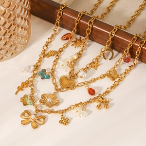 Collier doré luxueux avec multiples pendentifs de fleurs, de cœurs et de nœuds élégants