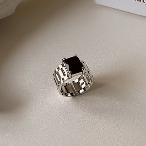 925 silver ring featuring a rectangular black crystal and watchband chain link design