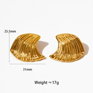Detail view of gold fan-shaped stud earrings with wavy texture and dimensions 25.5x31mm