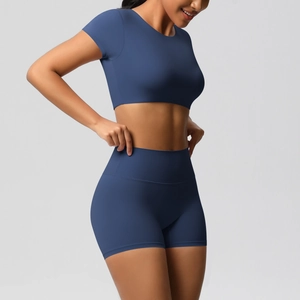 Vue latérale détaillée de l'ensemble de yoga bleu marine avec crop top et short taille haute