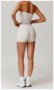 Détail du dos croisé de l'ensemble de yoga brossé avec un short de sport taille haute