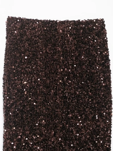 Vue macro détaillée du tissu à paillettes marron foncé avec broderie pailletée circulaire