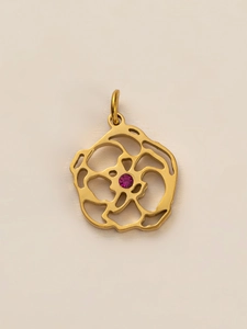Vue détaillée du pendentif fleur dorée ajourée avec une pierre rose-violette