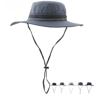 Dettaglio di cappelli da sole multicolore a tesa larga con coulisse antivento regolabile
