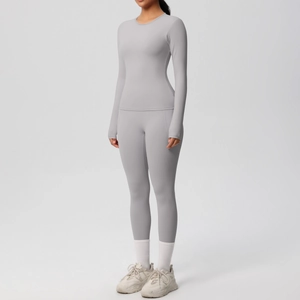 Ensemble de yoga gris clair extensible avec haut à manches longues et legging