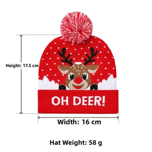 Détail du bonnet de Noël rouge avec motif de renne et pompon sur le dessus
