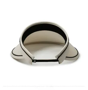 Détail de la sangle élastique d'une visière pare-soleil crème avec bordure noire chic