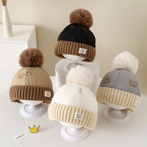 Bonnets tricotés pour bébé avec pompons et écussons d'ours en quatre couleurs
