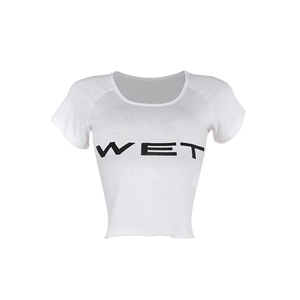 Nahaufnahme des weißen bauchfreien T-Shirts mit schwarzem WET Aufdruck und Slim Fit