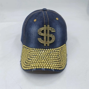 Détails de la casquette en denim bleu avec symbole dollar doré et visière ornée de strass