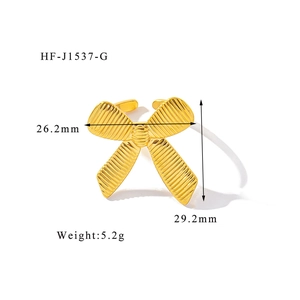 Detail of 18K gold bow ring with ribbed texture and dimensions of 26.2mm by 29.2mm