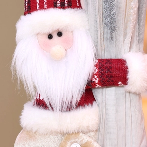 Détail d'embrasse de rideau Père Noël en tissu à carreaux rouge festif pour la maison