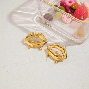 Boucles d'oreilles lèvres dorées effet métal liquide fondu au design artistique
