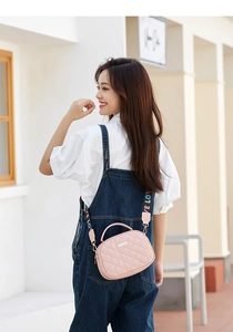 Rosafarbene Stepptasche mit buntem LOVE-Gurt und silberner Logo-Plakette im Detail