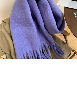 Détail d'une écharpe en mohair lavande avec texture pelucheuse et longues franges