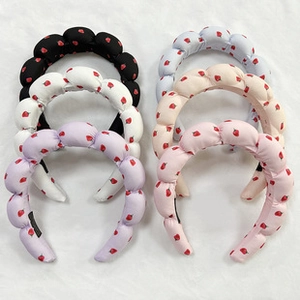 Détail de six bandeaux en peluche à imprimé fraise en noir blanc lilas bleu beige et rose
