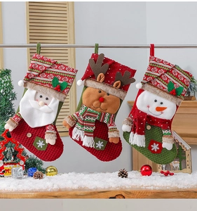 Détails des chaussettes de Noël en tricot avec Père Noël, renne et bonhomme de neige