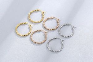 Detailansicht der großen Bambus-Ohrringe in Gold, Roségold und Silber Ausführung