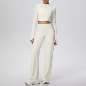 Détail d'un ensemble de yoga blanc avec veste zippée à manches longues et pantalon large