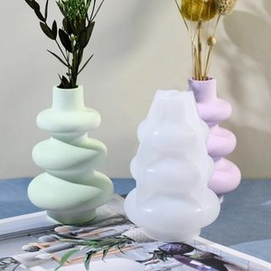 Dettaglio dello stampo in silicone a onde con vasi in resina dai colori pastello