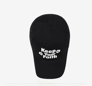 Detailansicht einer schwarzen Baumwoll-Basecap mit weißem 'Keep Your Faith' Stickereidekor
