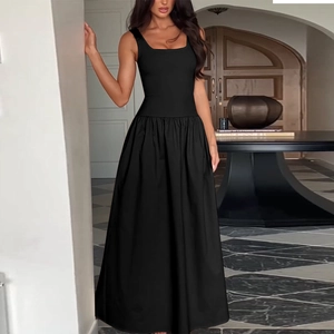 Abito lungo nero a trapezio in maglia con scollo quadrato e vestibilità attillata