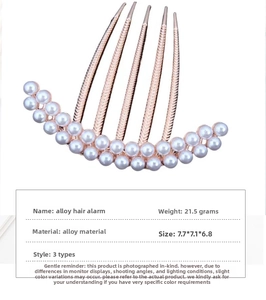 Detailed view of alloy hair comb with double-row pearls showing product dimensions and weight