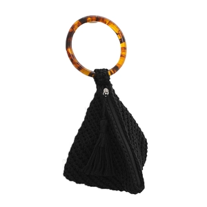 Sac à main triangulaire tressé noir avec poignées en résine ambre et pompon élégant