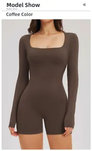 Détail du body marron à manches longues avec col carré et coutures incurvées élégantes