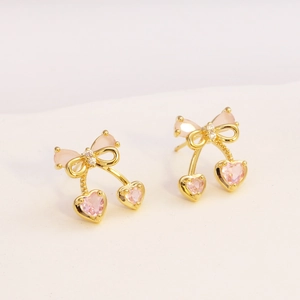 Dettaglio orecchini a forma di ciliegia con zirconi rosa e placcatura in oro 18 carati