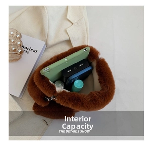 Vista dall'alto dell'interno della borsa in peluche marrone con spazio per tablet