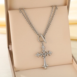 Détail du pendentif croix et du fermoir OT sur le collier en acier inoxydable double épaisseur