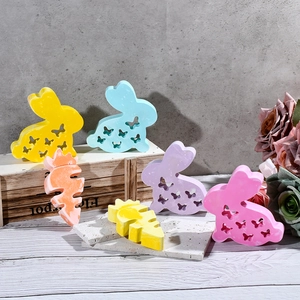 Vue détaillée de lapins et carottes de Pâques colorés en résine pour la décoration