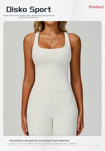 Détail du gilet de yoga blanc côtelé avec col carré et tissu à haute élasticité