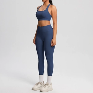Detalle de los pantalones de yoga de cintura alta azul pizarra y el sujetador deportivo